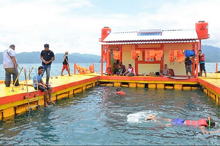 Rumah apung merupakan salah satu destinasi wisata bahari di Kecamatan Watulimo, Kabupaten Trenggalek, Jawa Timur.