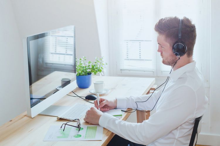 Ilustrasi menggunakan headset