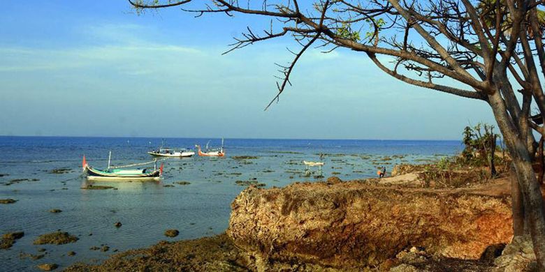 Pantai di Gili Iyang, Kabupaten Sumenep, Jawa Timur. Gili Iyang dikenal sebagai Pulau Awet Muda dengan kadar oksigen tertinggi kedua di dunia setelah Jordania yakni 21,5 persen. 