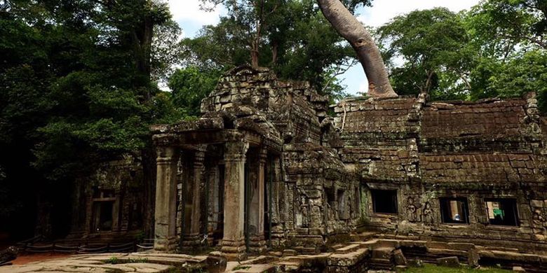 Kuil Phnom Bakheng di Kamboja.