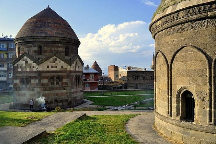 Erzurum saat ini menjadi kota yang memiliki sejarah dari berbagai negara seperti Turki, Arab, Armenia, dan Rusia
