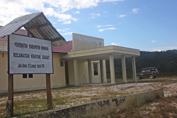 Bangunan rumah sakit Pratama di wilayah perbatasan Kecamatan Krayan Barat yang mangkrak sejak dibangun 2014 lalu. Meski sangat dibutuhkan oleh warga, Dinas Kesehatan Kabupaten Nunukan memastikan jika RS tersebut belum akan mendapat peralatan dan tenaga medis karena pemkab mengalami defisit. 
