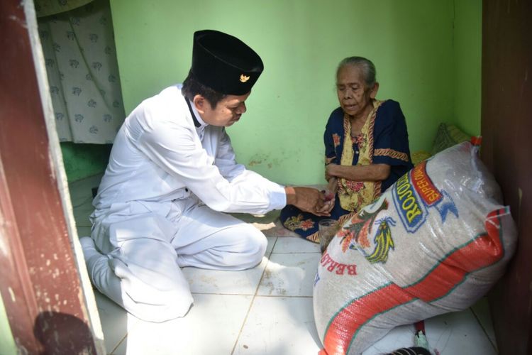 Bupati Purwakarta Dedi Mulyadi menyerahkan beras kepada warga miskin di Purwakarta dalam rangka program Kemis Poe Welas Asih, Kamis (7/9/2017)