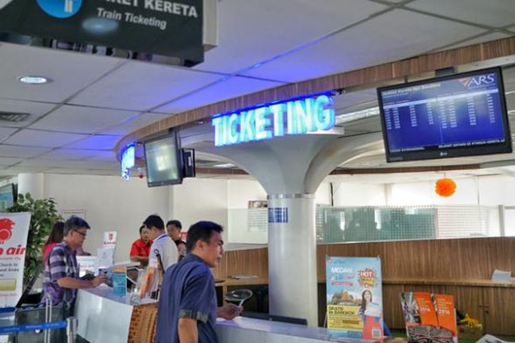 Calon penumpang KA Bandara Kualanamu membeli tiket di loket Stasiun Medan. Sebanyak 95 persen pembelian tiket masih dilakukan dengan memakai uang kas.(Oik Yusuf/Kompas.com)