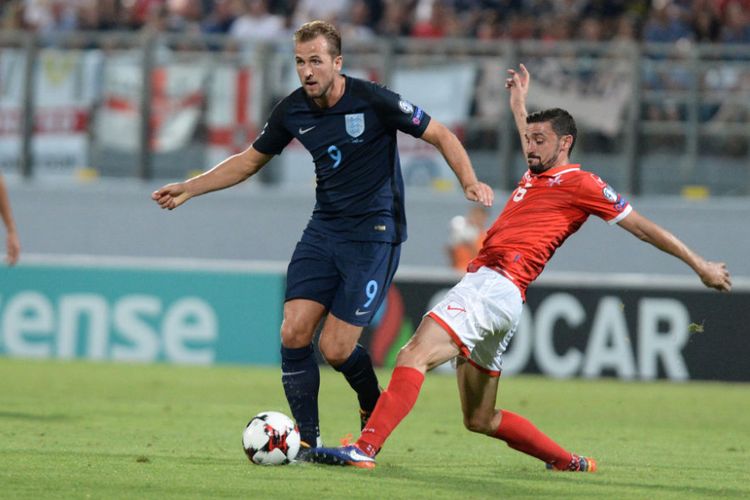 Harry Kane mencoba menghindari hadangan Ryan Fenech pada pertandingan kualifikasi Piala Dunia 2018 antara Inggris dan Malta, Jumat (1/8/2017)