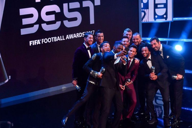 The Best XI FIFPro 2017 berfoto bersama dengan pembawa acara Idris Elba pada FIFA The Best Football Awards 2017 di London, Senin (23/10/2017).(Dok. FIFA)