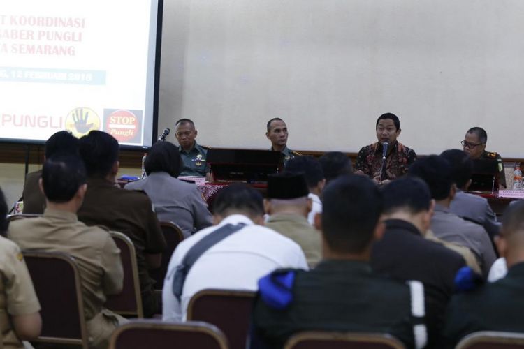 Wali Kota Semarang Hendrar Prihadi memberikan apresiasi kepada Tim Saber Pungli. 