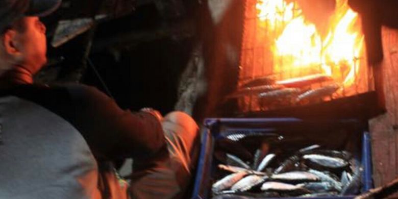 Beginilah salah satu aktivitas piknik di bagang, Balikpapan, Kalimantan Timur. Sesi bakar ikan tangkapan dan menyantap sepuasnya semalaman jadi salah satu waktu menyenangkan. Aktivitas lain, bisa memancing, menyelam, dan selfie berlatar cakrawala.