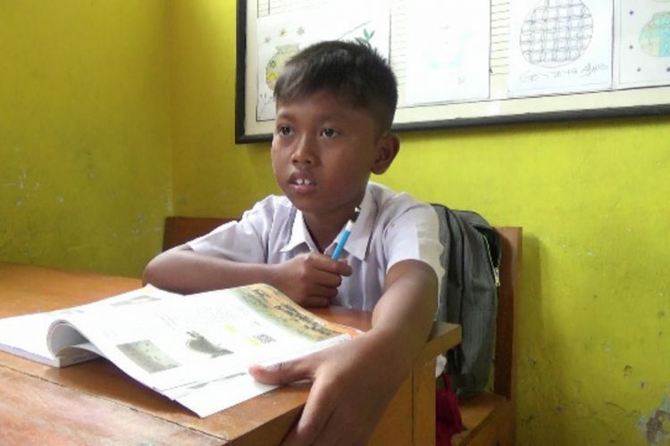  Aril Piterpen, siswa kelas empat SDN 1 Kedungringin Muncar Banyuwangi