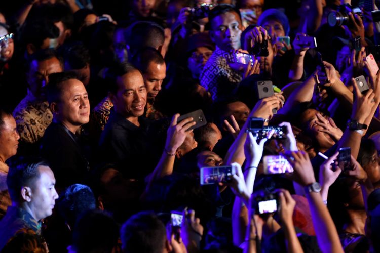 Presiden Republik Indonesia, Joko Widodo datang ke Syncronize Fest 2017 di Gambir Expo Kemayoran, Jakarta, Sabtu (7/10/2017). Festival musik yang berlangsung sela tiga hari hingga Minggu (8/10/2017) tersebut menampilkan beberapa musisi di antaranya ada Bangkutaman, Jason Ranti, Adhitya Sofyan, Float, Pee Wee Gaskin, Indische Party, dan Hello Dangdut. KOMPAS IMAGES/KRISTIANTO PURNOMO