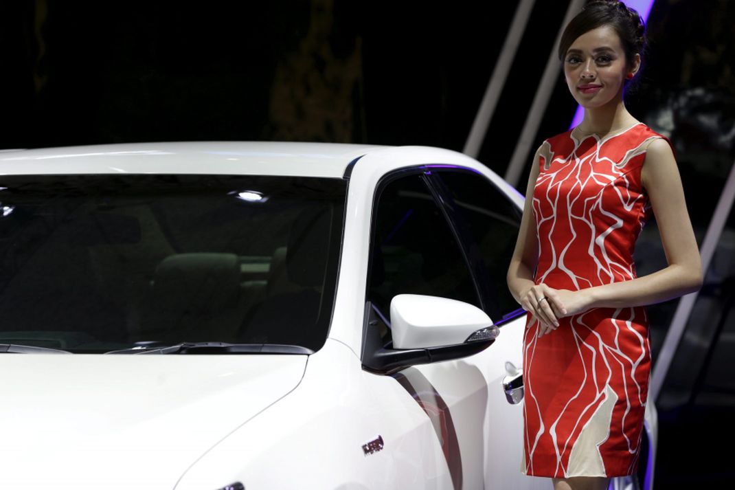 Sales promotion girl berpose saat ajang Indonesia International Motor Show (IIMS) 2017 di JI Expo, Kemayoran, Jakarta, Jumat (28/4/2017). Ajang pameran otomotif terbesar di Indonesia ini akan berlangsung hingga 7 Mei mendatang. KOMPAS IMAGES/KRISTIANTO PURNOMO (KRISTIANTO PURNOMO)