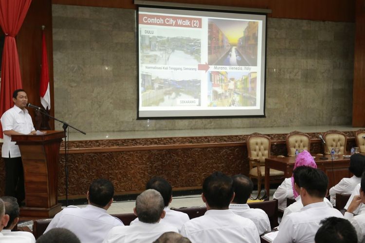 Wali Kota Semarang Hendrar Prihadi menjelaskan konsep City Walk di Balai Kota Semarang pada Rabu (20/12/2017).