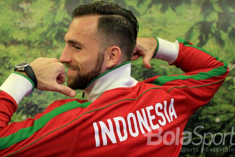 Pemain Bhayangkara FC, IIija Spasojevic, berbaju timnas Indonesia.