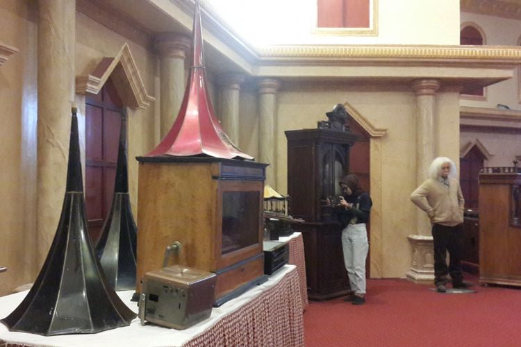 Sejumlah koleksi alat musik yang ada di Galeri Musik Dunia, Jatim Park 3, Kota Batu, Sabtu (16/12/2017)(KOMPAS.com / Andi Hartik)