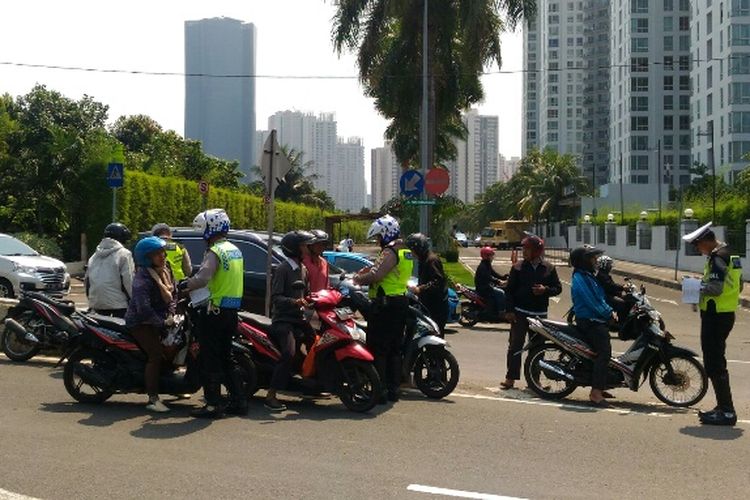 Polisi Siap Sita Sepeda Motor Pengendara Yang Masuk Jlnt polisi siap sita sepeda motor pengendara yang masuk jlnt