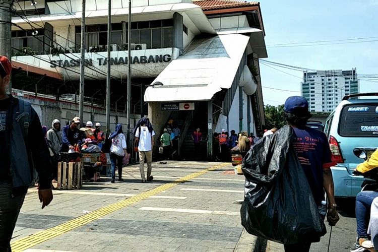 Pintu masuk Stasiun Tanah Abang, Jakarta Pusat, Senin (30/10/2017).