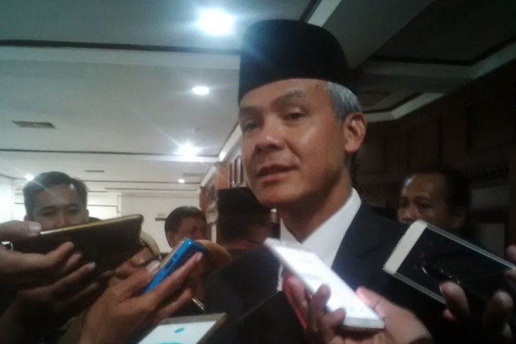 Gubernur Jateng Ganjar Pranowo diwawancarai awak media belum lama ini. Menanggapi serangan kepada dirinya, Ganjar mengaku tidak peduli. 