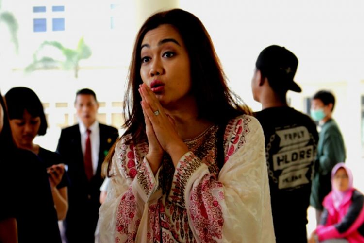 Adik Julia Perez, Nia Anggia, memberi keterangan di Rumah Sakit Dr Cipto Mangunkusumo (RSCM), Jakarta Pusat, pada Jumat (21/4/2017)
