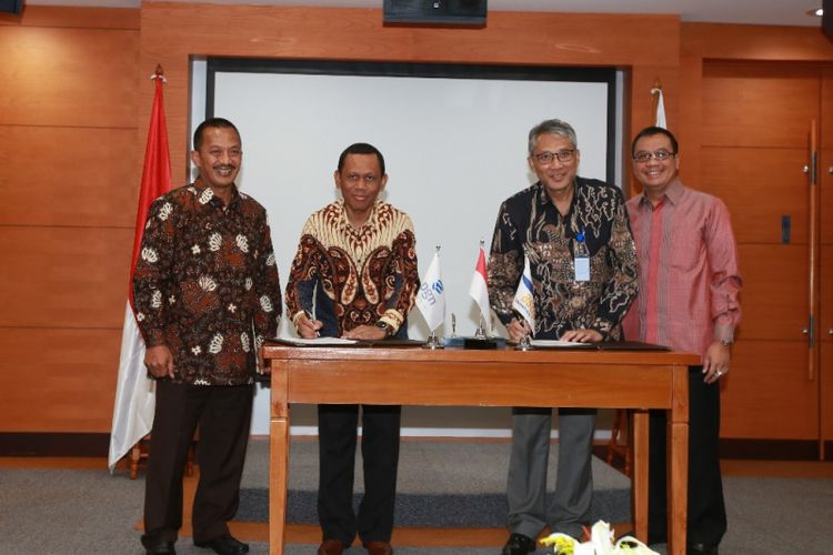 Penandatangan Perjanjian Kerja Sama (PKS) mengenai pengoperasian kapal berbahan bakar ganda antara PT Perusahaan Gas Negara (Persero) Tbk (PGN) dan PT ASDP Indonesia Ferry, Selasa (25/7/2017). 