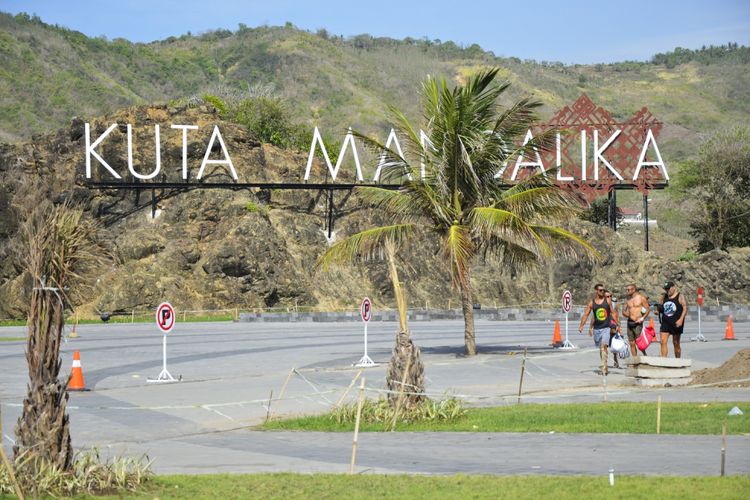 Sejumlah wisatawan berada di Kawasan Ekonomi Khusus (KEK) Mandalika di Pantai Mandalika, Kuta, Praya, Lombok Tengah, NTB, Selasa (10/10/2017). PT PLN (Persero) memprediksi kebutuhan listrik di KEK Mandalika itu baru sebesar 65 MW pada 2025, dan akan mencapai 111 MW pada 2030.