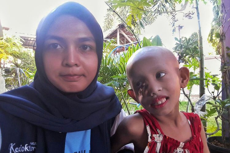 Silvira Nazzai bersama seorang anak pasien penderita kanker di rumah singgah Children Cancer Care Community Aceh (C-FOUR) di Banda Aceh, Sabtu (28/10/17).