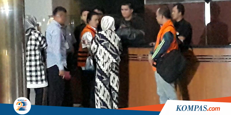 Sebelum ke Mobil Tahanan, Bupati Batubara Berangkulan dengan Kerabat