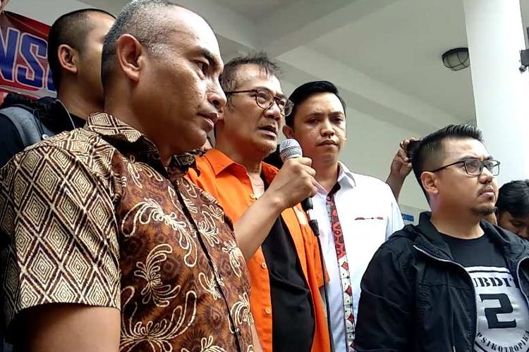 Artis peran Tio Pakusadewo memberi keterangan kepada pers mengenai kasus penyalahgunaan narkoba yang menjeratnya di Mapolda Metro Jaya, Jumat (22/12/2017).