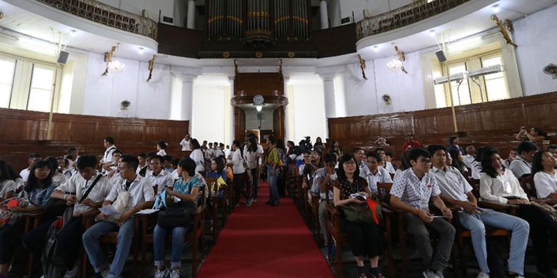 Siswa-siswa sekolah menengah di Jakarta dan sekitarnya mengunjungi Gereja Kristen Immanuel, Kamis (15/6/2017), dalam kegiatan bertajuk Wisata Rumah Ibadah. Selain itu mereka juga mengunjungi Masjid Istiqlal, Gereja Katolik Katedral, Pura Adhitya Jaya Rawamangun, dan Kuil Hoseji.