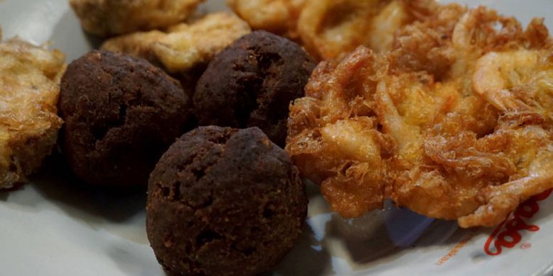 Perkedel daging dan bakwan udang di warung sop senerek milik Suratmi di daerah Pisangan, Banyuurip, Kabupaten Magelang, Jawa Tengah.