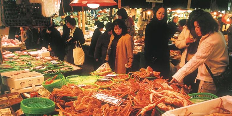 Pasar Omicho Kanazawa merupakan salah satu tujuan wisata yang terkenal di Kanazawa, Jepang. Di sini wisatawan bisa menikmati berbagai hasil laut yang segar dan enak.
