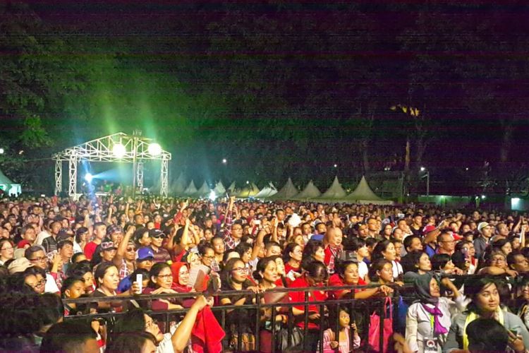 Relawan pendukung Basuki Tjahaja Purnama (Ahok)-Djarot Saiful Hidayat di Lapangan Banteng, Jakarta Pusat, Sabtu (14/10/2017) malam.