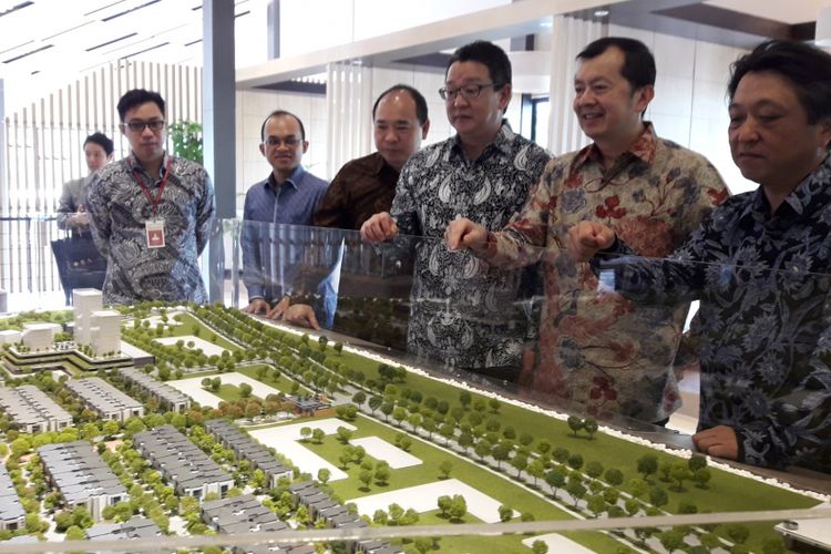 GM ASEAN Real Estate Development Department Mitsubishi Corporation Hidetoshi Suzuki ketiga dari kanan ditemani Vice Presiden PT BSD Diamond Development Denny Ponomban, keempat dari kanan, menyaksikan maket The Zora, di BSD City, Selasa (28/11/2017).