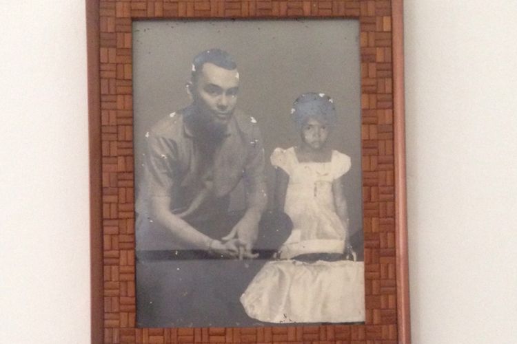 Foto Ade Irma bersama Lettu Andreas Pierre dibingkaian rapi di Museum DR. A.H Nasution, Jakarta, Selasa (26/9/2017)(KOMPAS.COM/Wienda Putri Novianty)