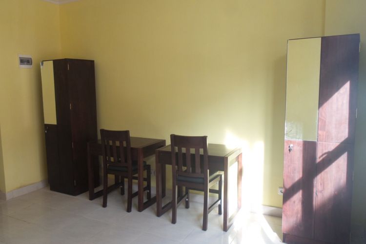 Fasilitas meja belajar dan lemari pakaian sedang di setiap unit.