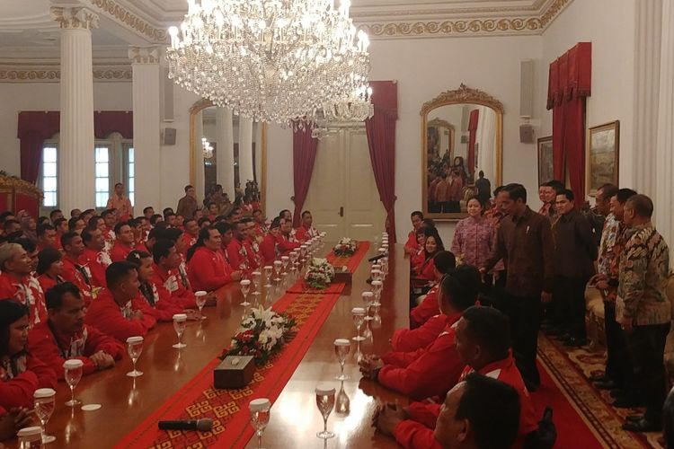 Presiden Joko Widodo menerima para atlet   beserta pelatih dan ofisial National Paralympic Committee (NPC) di Istana Negara, Jakarta, Senin (2/10/2017).