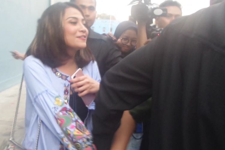 Vanessa Angel saat berusaha menghindari kejaran awak media di Studio TransTV, Mampang, Jakata Selatan, Selasa (24/10/2017).(KOMPAS.com/ANDI MUTTYA KETENG)