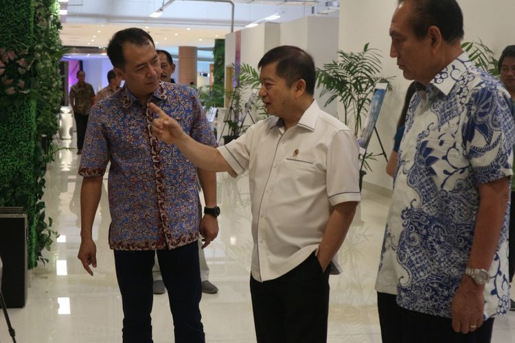 Anggota Watimpres Suharso Monoarfa meminta Pemerintah Jawa Barat untuk memangkas proses perijinan terkait proyek pembangunan hunian dan bisnis. Pernyataan itu disampaikan Suharso di Maxboxx Caffee, Cikarang, Kamis (12/10/2017)