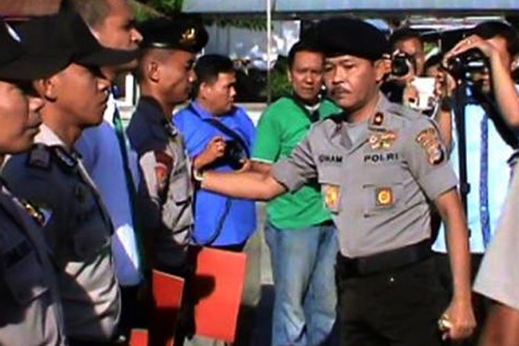 Irjen Idham Azis saat masih menjabat Kepala Polda Sulawesi Tengah tahun 2015. Saat itu Idham memberikan penghargaan dari Kepala Polri kepada enam anggota Polres Poso, Rabu (15/4/2015).