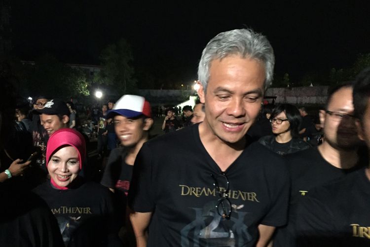 Gubernur Jawa Tengah Ganjar Pranowo bersama anggota keluarganya saat menyaksikan pertunjukan Dream Theater di Stadion Kridosono, Yogykarta, Jumat (29/9/2017).