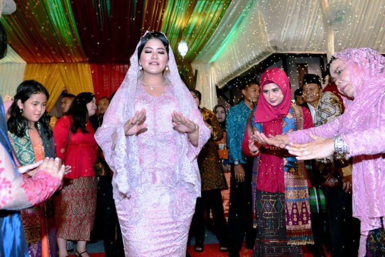 Manortor, usai resmi menyandang nama Kahiyang Ayu Siregar.