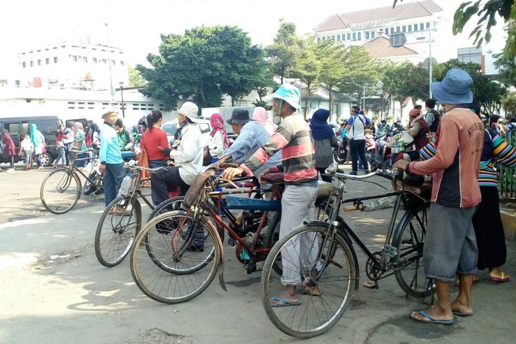 Barisan tukang ojek sepeda yang menanti penumpang di depan Stasiun Jakarta Kota, Jakarta Barat, Selasa (4/7/2017).(Kompas.com/Sherly Puspita)
