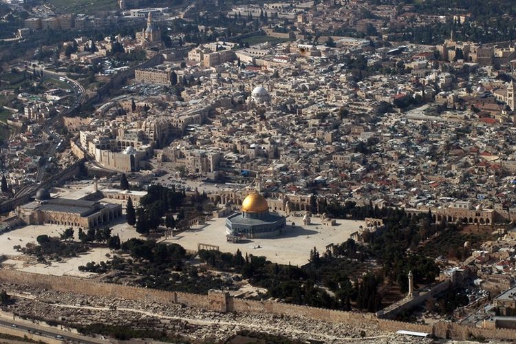 Foto arsip yang diambil pada 11 Januari 2010 menunjukkan pemandangan udara Kota Tua Yerusalem. (AFP/Marina Passos)