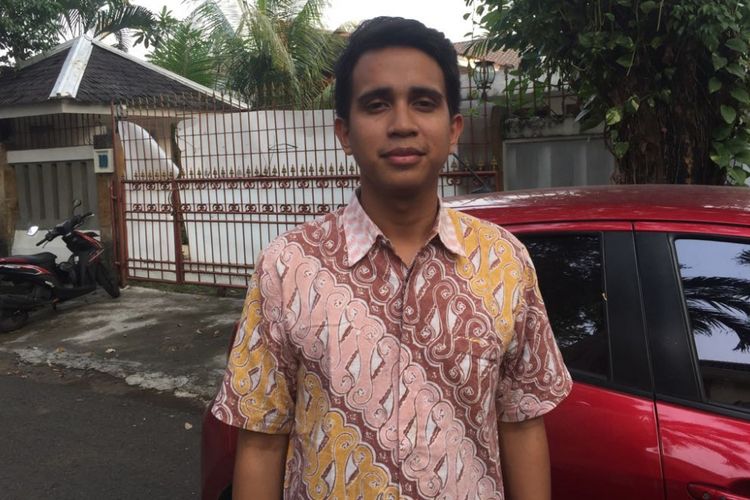 Andovi da Lopez berpose di halaman kediaman BJ Habibie, di Patra Kuningan, Jakarta Selatan, Kamis (28/9/2017). Ia berpartisipasi sebagai influencer dalam program strategis nasional, yaitu program pesawat R80.