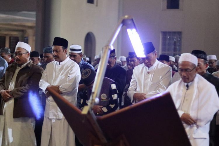 Wakil Gubernur Jawa Timru Saifullah Yusuf menjalankan salah gerhana bulan di Masjid Al Akbar, Surabaya, Jawa Timur, Kamis (1/2/2018).