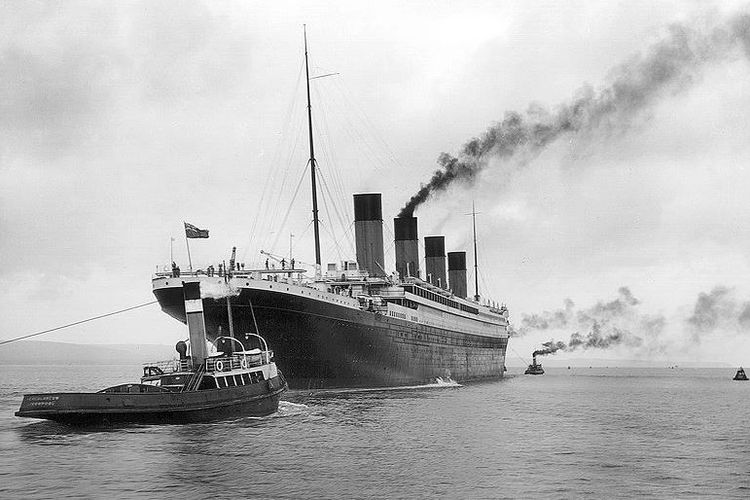 Kapal pesiar RMS Titanic dipandu kapal tunda saat meninggalkan galangan kapal Belfast, Irlandia Utara pada 2 April 1912. (Robert John Welch/Harland & Wolff/Wikipedia)