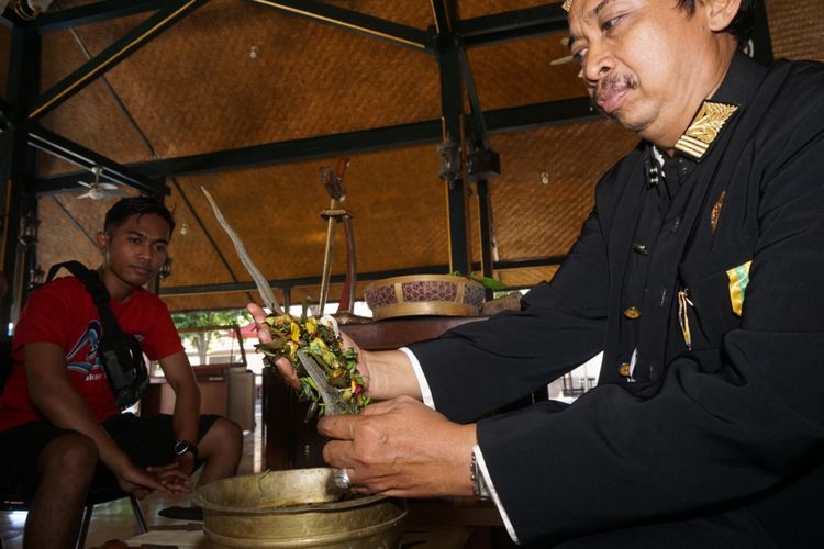 Proses jamasan pusaka di Dinas Pariwisata Banyuwangi, Kamis (21/9/2017).