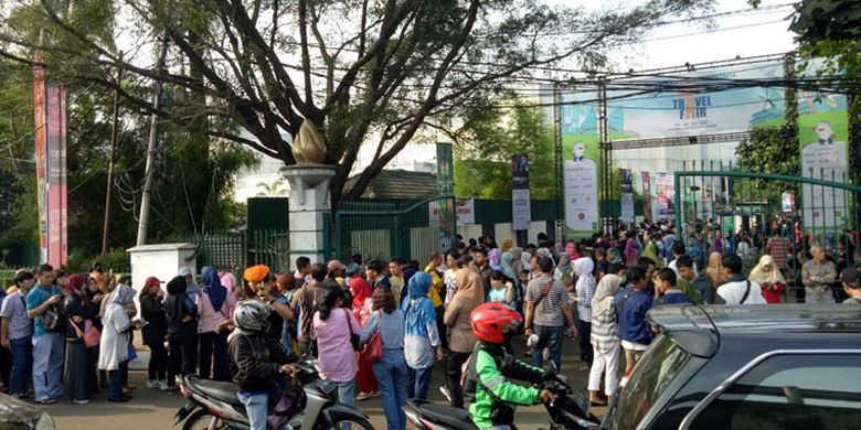 Pengunjung KAI Travel Fair di Balai Sidang Jakarta Convention Centre (JCC) rela antre sampai ke jalan, Sabtu (29/7/2017). KAI Travel Fair dibuka oleh Menteri Perhubungan Budi Karya Sumadi dan Menteri BUMN Rini Soemarno.