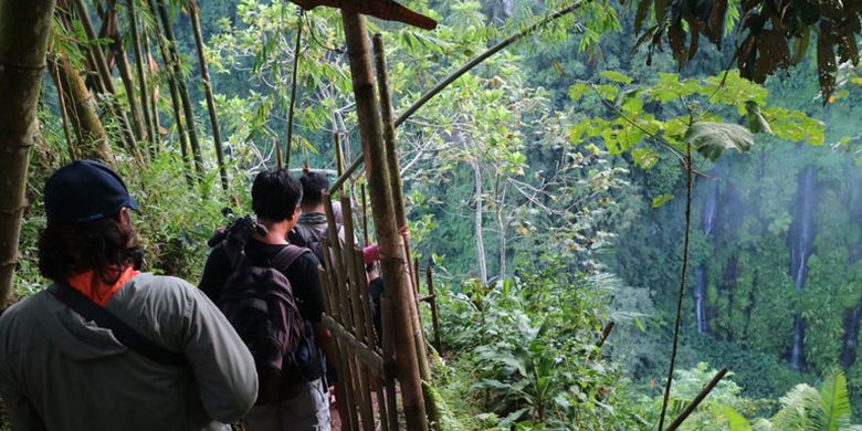 Wisatawan menikmati panorama Air Terjun Tumpak Sewu di Desa Sidomulyo, Kecamatan Pronojiwo, Kabupaten Lumajang, Jawa Timur, Minggu (9/4/2017). Wisatawan bisa mencoba trekking ke dasar Air Terjun Tumpak Sewu.
