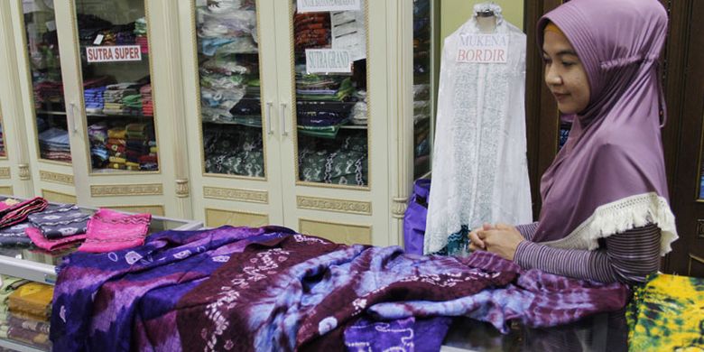 Irma Sasirangan, salah satu penjual kain tradisional khas Banjar di Kampung Batik Sasirangan, Banjarmasin, Kalimantan Selatan, Selasa (25/4/2017).