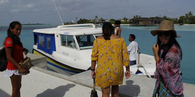 Wisaawan di dermaga Club Med Finolhu Villas di Maladewa, Minggu (16/7/2017).